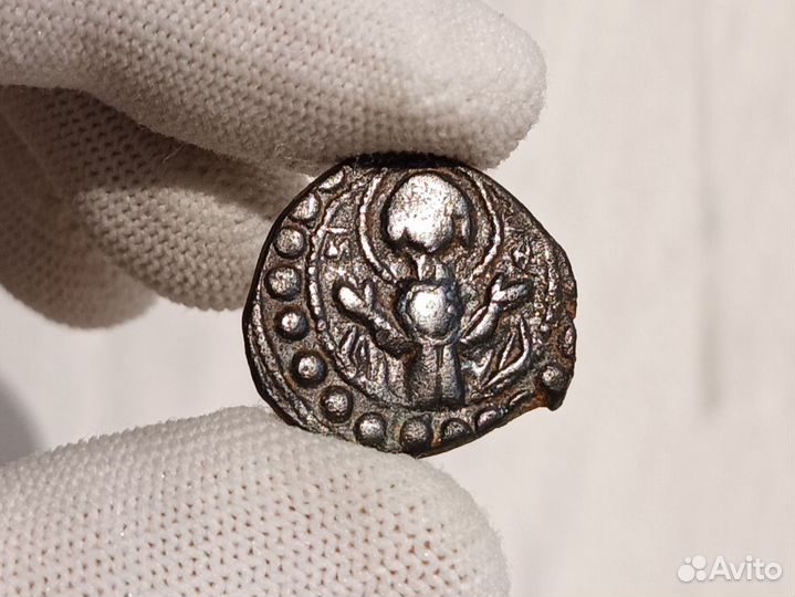 Монета с Богоматерью и Иисусом (11 век)