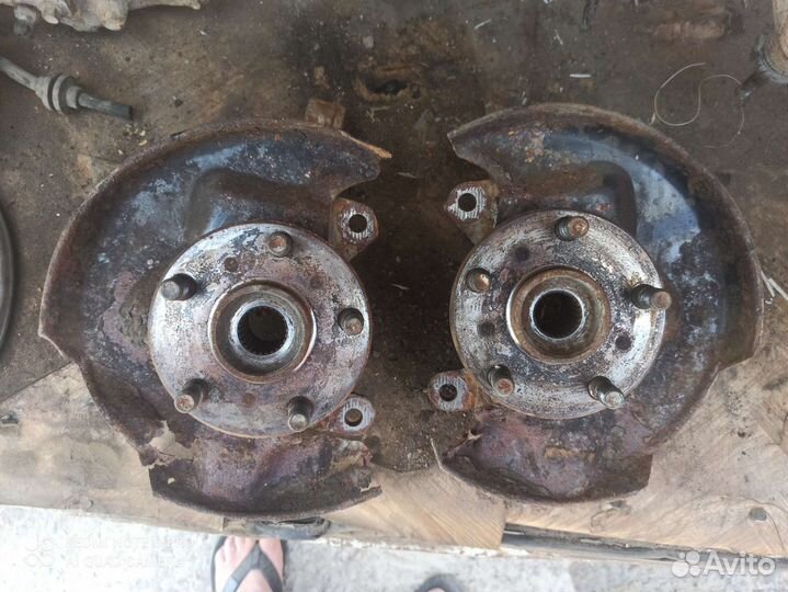 Поворотный кулак Toyota Camry 1982-1986 SV10