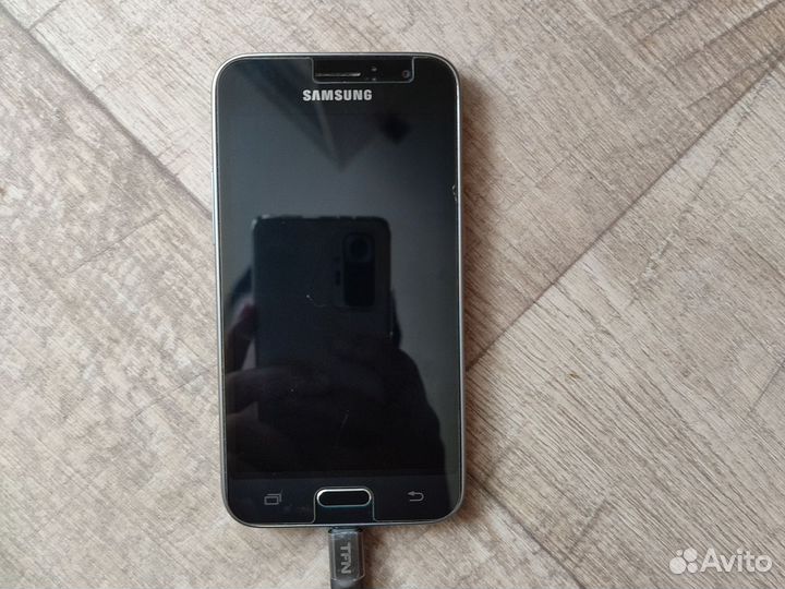 Телефон Samsung Galaxy J1 (2016)