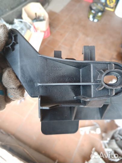 Фланец системы охлаждения Audi A 8 2010-2017