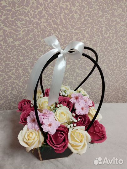 Корзинка из мыльных роз и сакуры