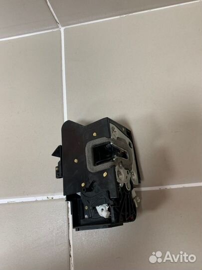 Замок боковой двери задний правый Renault Duster 2