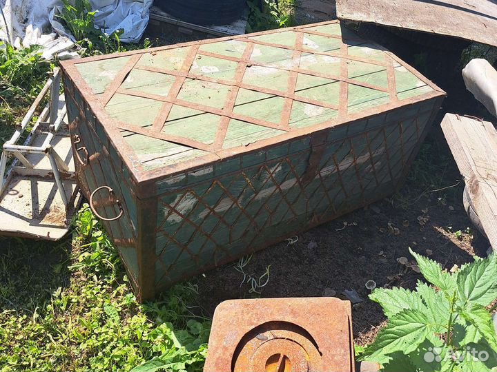 Сундук деревянный