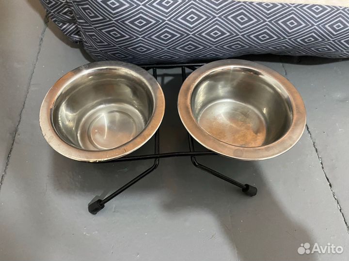 Лежанка, рулетка, корм, игрушки для собак