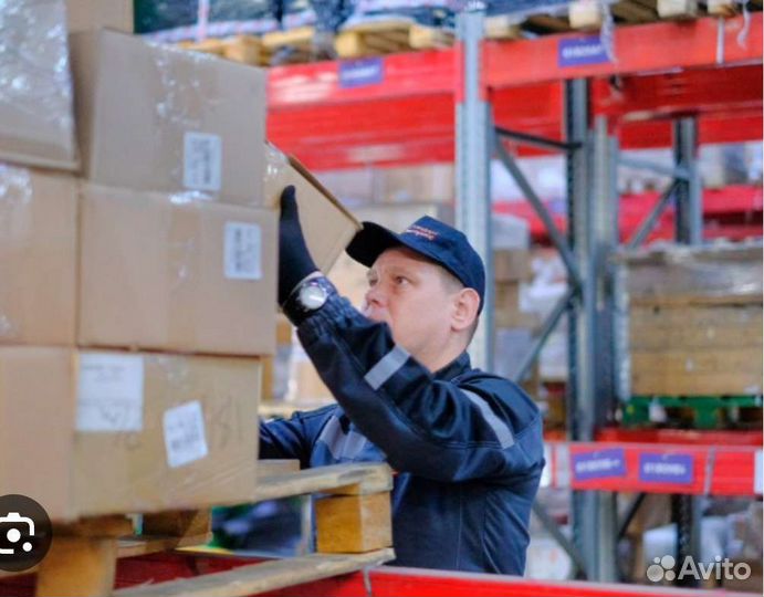 Работник на производства картонных коробок