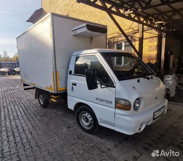 Водитель со своим автомобилем