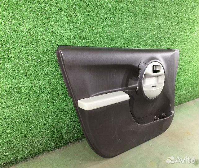 Обшивка двери передняя левая Toyota Passo KGC30