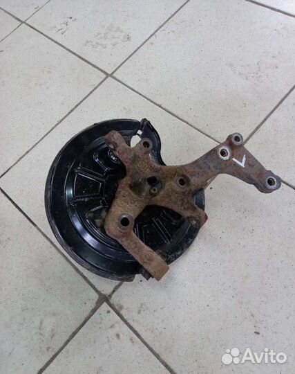 Кулак задний левый Skoda Octavia A5