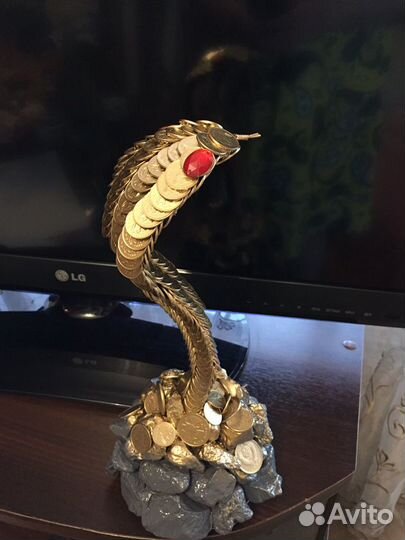 Эксклюзив Кобра из монет на камнях