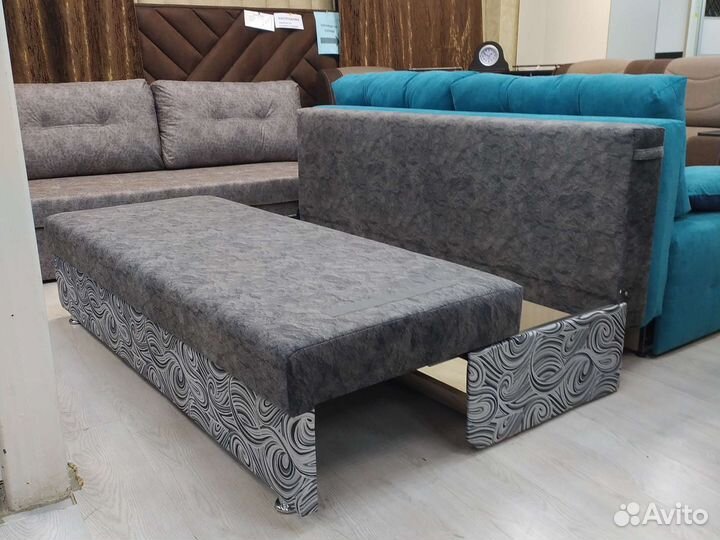 Диван на металлическом каркасе новый