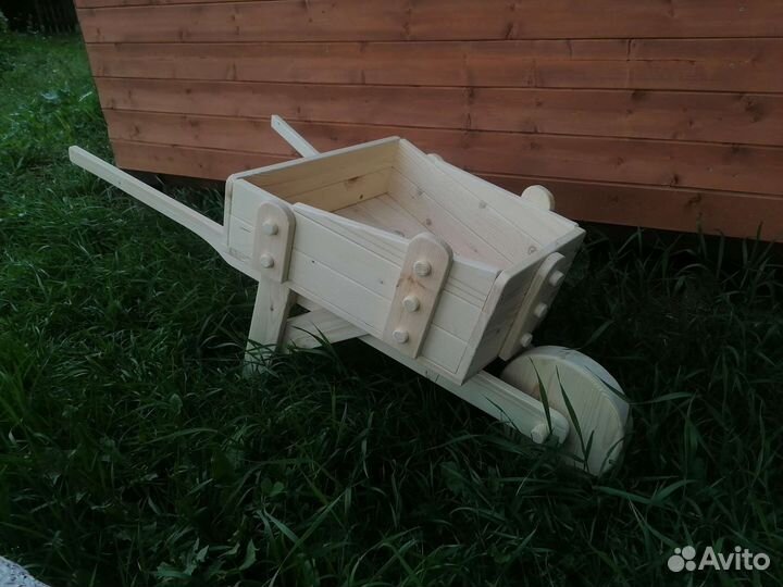 Декоративная садовая телега