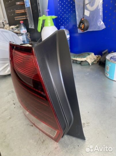 Задний левый фонарь