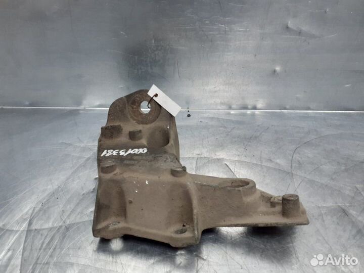 Кронштейн АКПП правый Volkswagen Passat B5