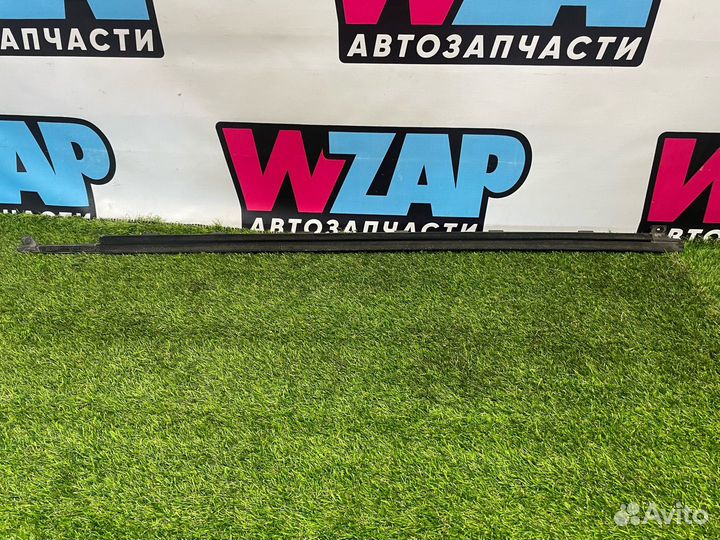 Молдинг стекла двери передней левой Ford Mustang