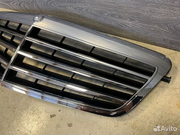Решетка радиатора передняя Mercedes-Benz E-Class