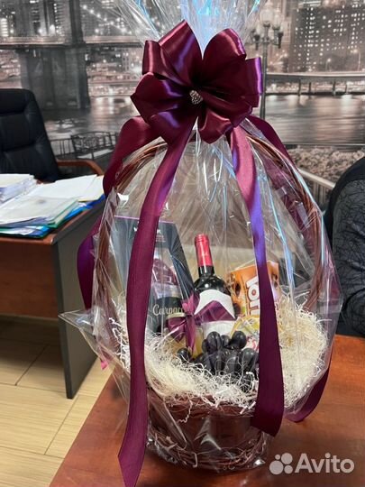 Корзина подарочная с фруктами и вином