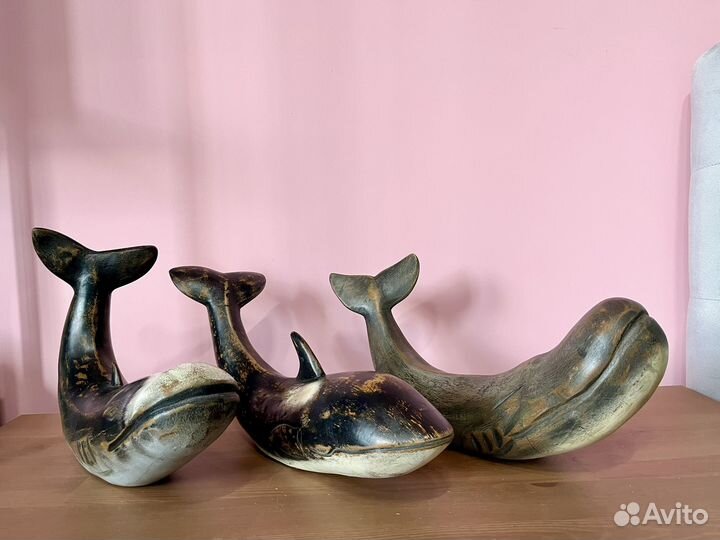 Деревянные статуэтки китов