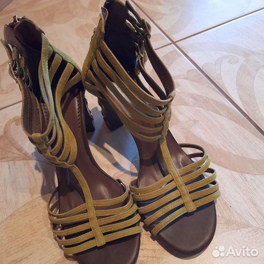 Продаю очень красивые босоножки