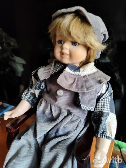 Кукла фарфоровая