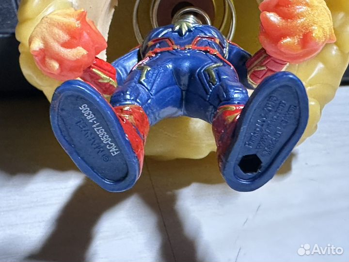 Funko pop Captain Marvel 432 (gitd walmart exc)