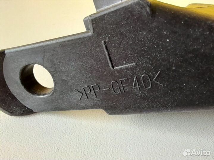 Кронштейн крепления фары передний левый Toyota