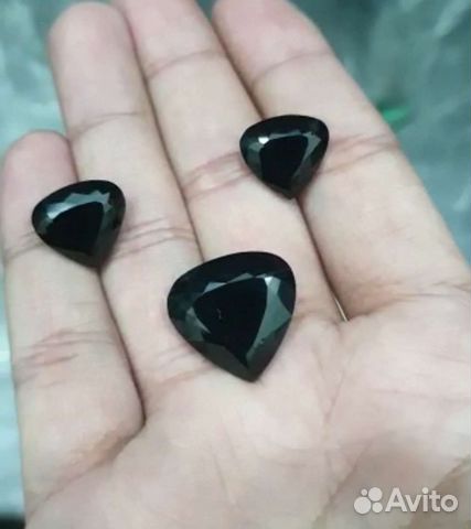 Природный чёрный турмалин шерл