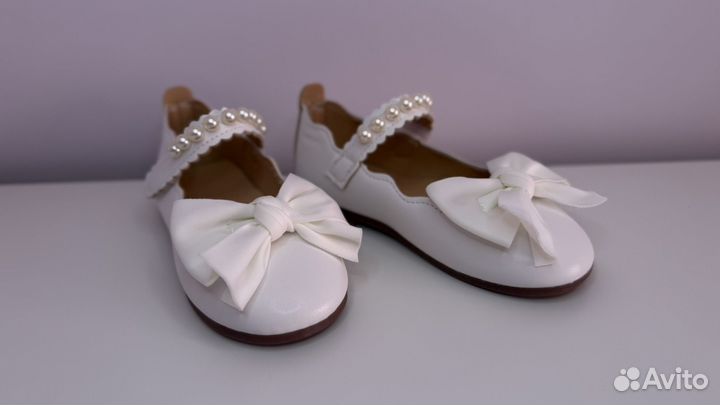Белые детские туфли праздничные
