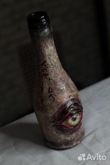 Бутылка ваза с объёмным реалистичным глазом