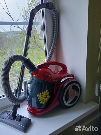 Пылесос Magnit RMV-1600 красный металл 2100Вт