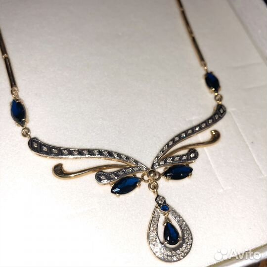 Золотое колье с бриллиантами и сапфирами