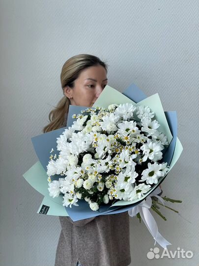 Хризантемы в букете, ромашка и хризантема