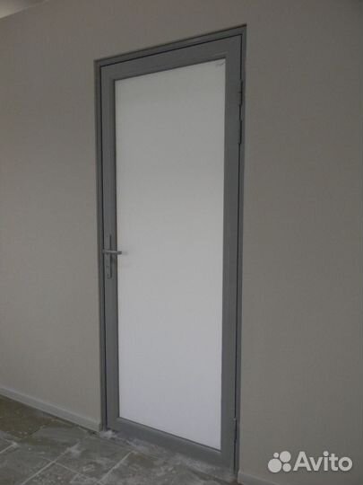 Двери стеклянные в алюминиевой раме одностворчатые