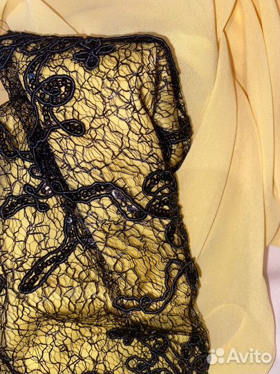 Платье желтое