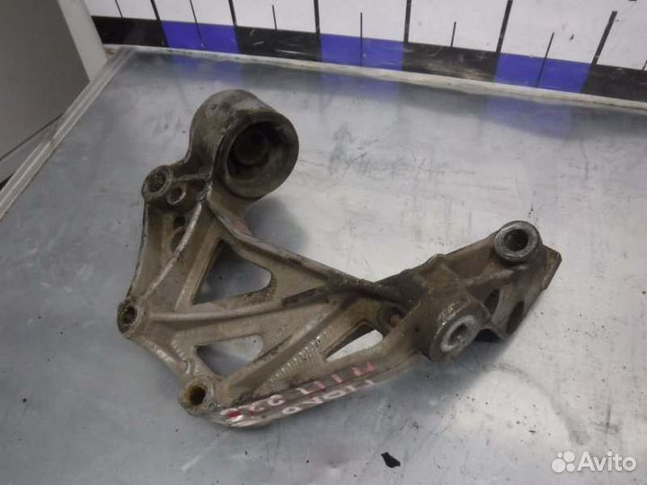 Кронштейн рычага передний правый Volkswagen Polo