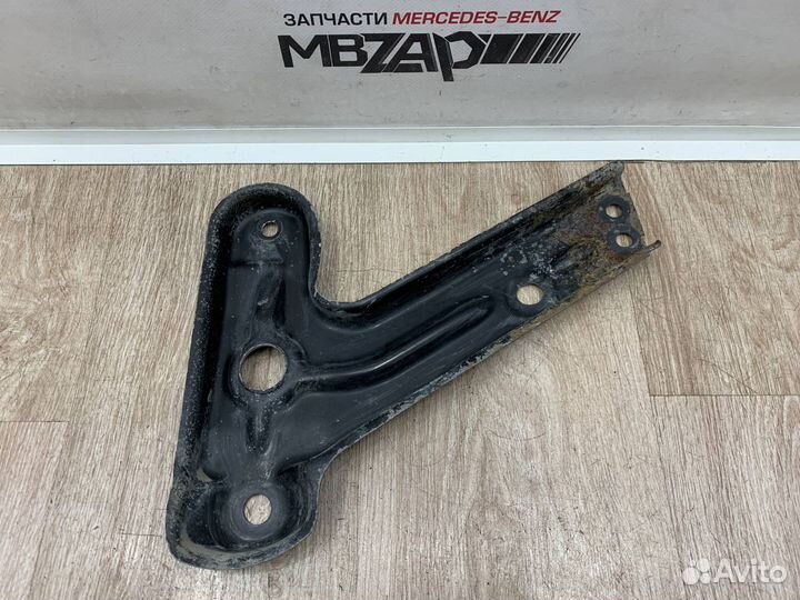Кронштейн подрамника правый Mercedes X164 GL 164