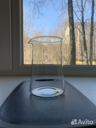 Небольшой кувшинчик-ваза из стекла