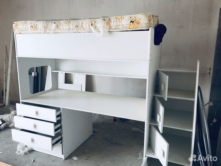 Детская кровать со столом и шкафом