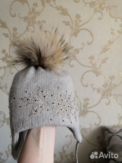 Продам зимнюю шапку для девочки размер 54-55 см