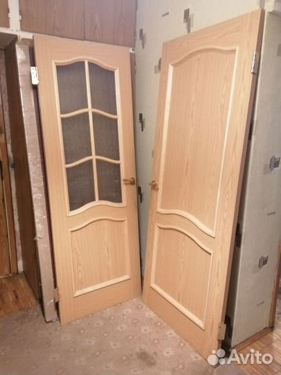 Двери с ручками и петлями