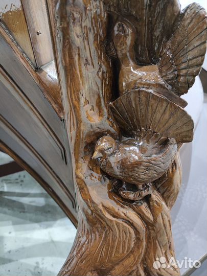 Парадная дубовая лестница