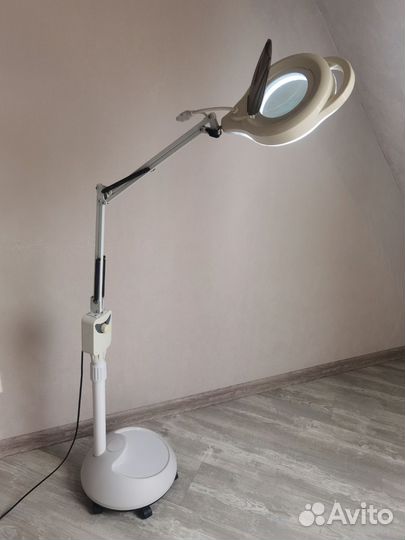 Лампа косметолога с лупой