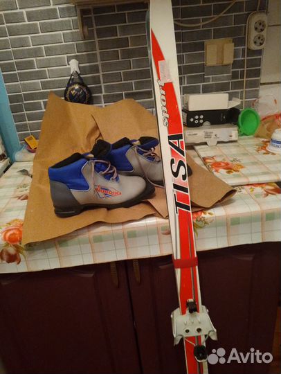 Лыжные ботинки и лыжи