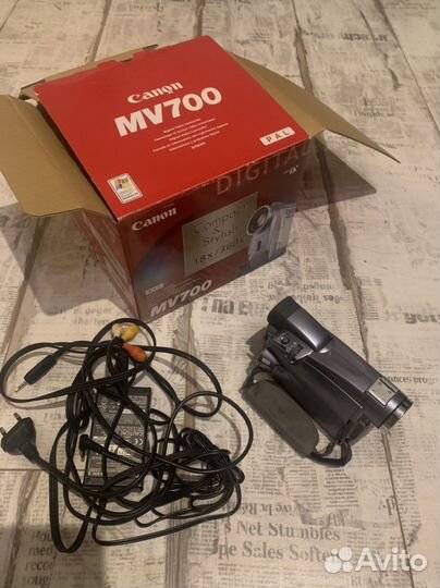 Видеокамера Canon MV 700