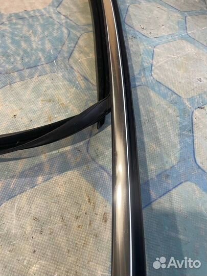 Уплотнитель двери передней правой 5NA837432A