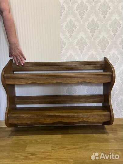 Полка настенная деревянная. Скорее всего дуб