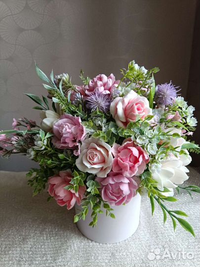 Интерьерная композиция из мыльных цветов