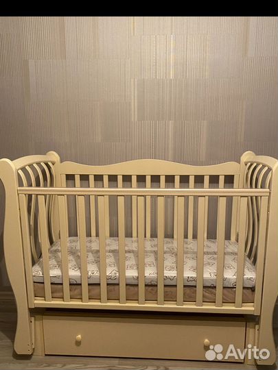 Детская кроватка с универсальным маятником