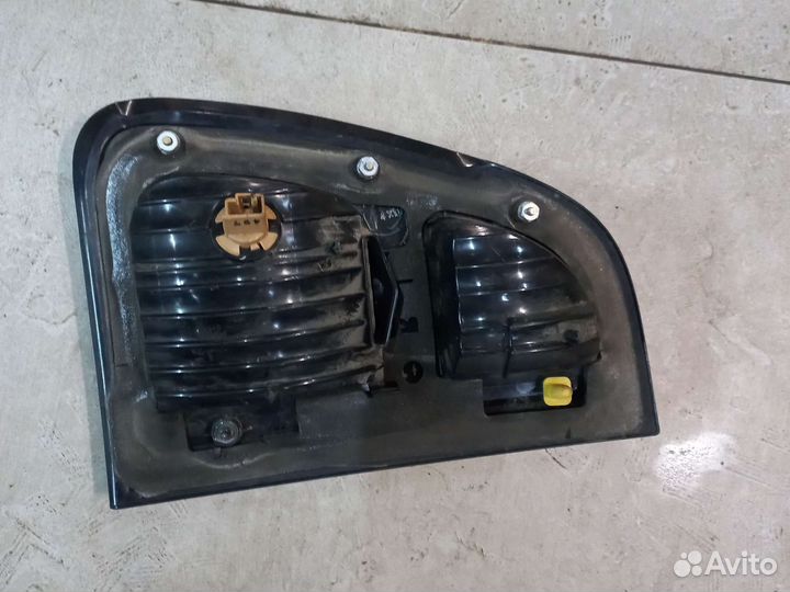 Фонарь задний внутренний левый Lexus LX 470