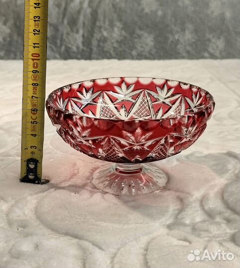 Хрустальная вазочка на ножке с алым оттенком