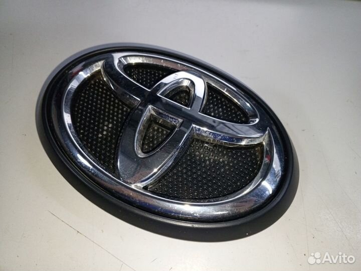 Эмблема Toyota Hilux 2015